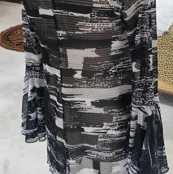 Mesh v-neck - Picture 6 of 8